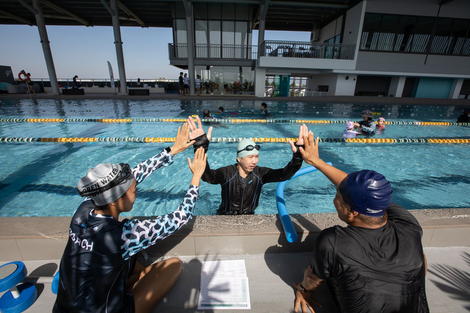 โค้ชและผู้เข้าอบรมไฮไฟว์หลังการฝึก · Coach and trainees high-fiving after a drill