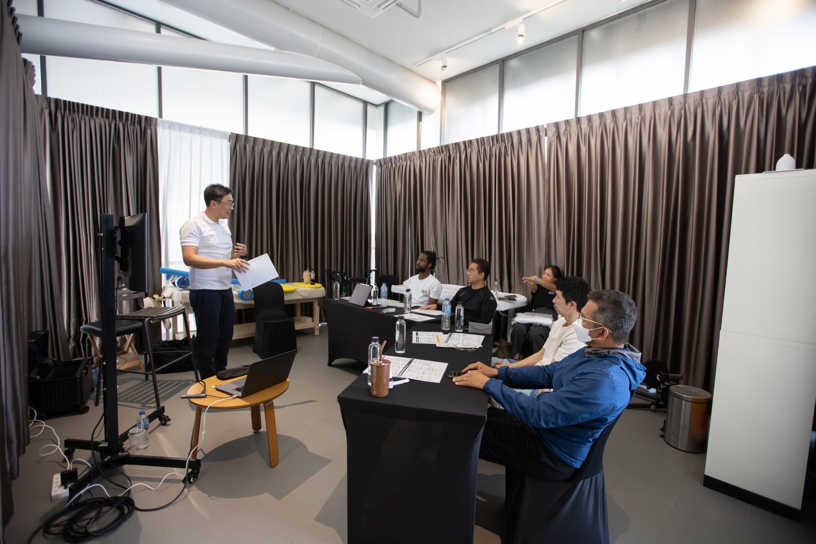ผู้เข้าอบรมเรียนภาคทฤษฎีในห้องเรียน · Trainee teachers in a classroom theory session