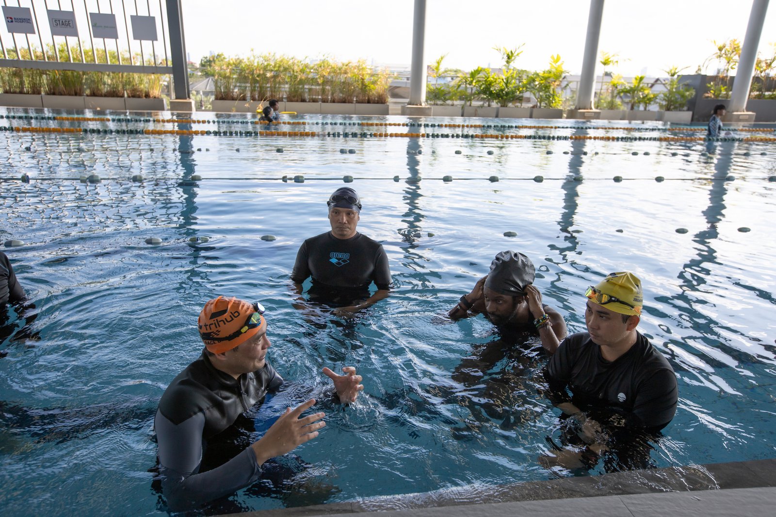 โค้ช SSI สาธิตการสอนในน้ำให้ผู้เข้าอบรม · SSI coach demonstrating in the water to trainee teachers