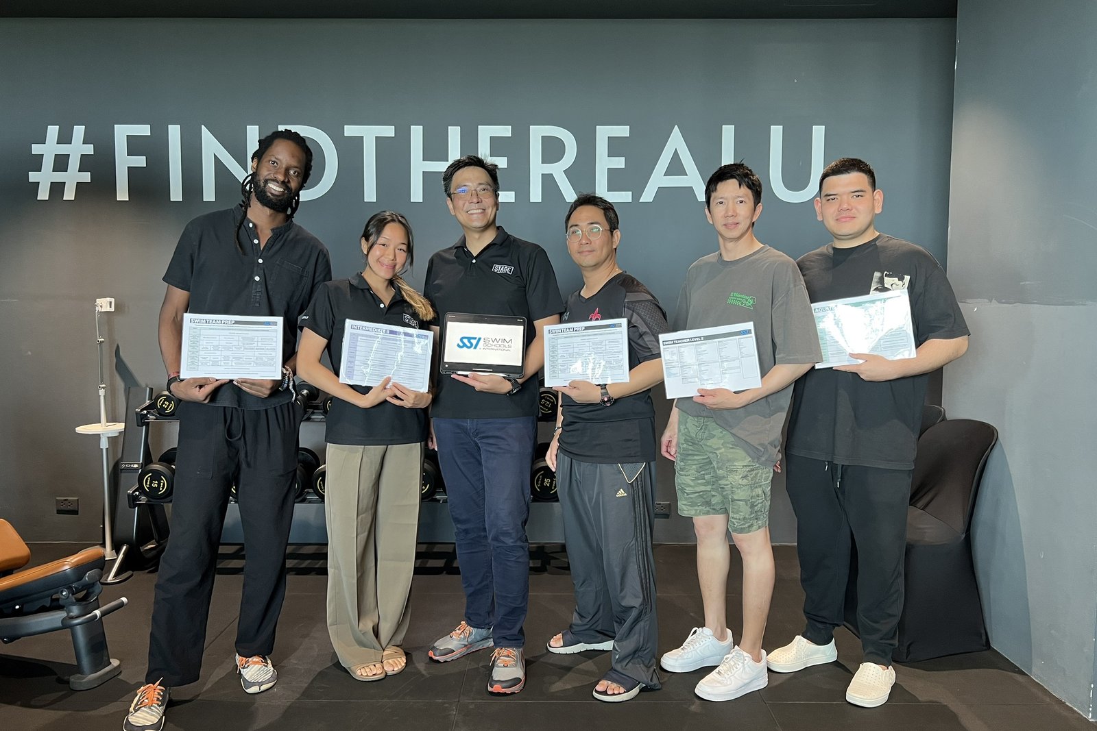 ผู้เข้าอบรมถือประกาศนียบัตรที่ STAGE Find The Real U · Trainees holding certificates at STAGE Find The Real U
